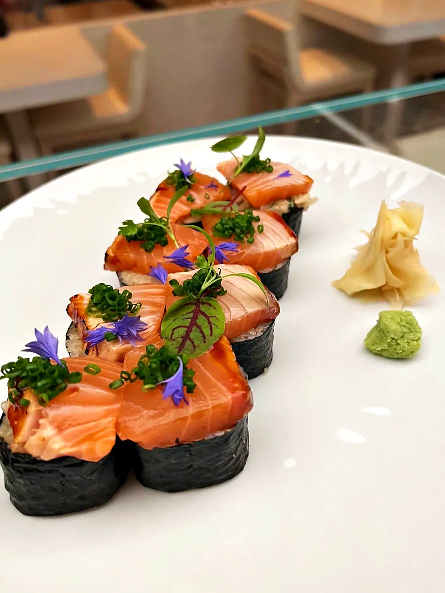 Maki au saumon flambé