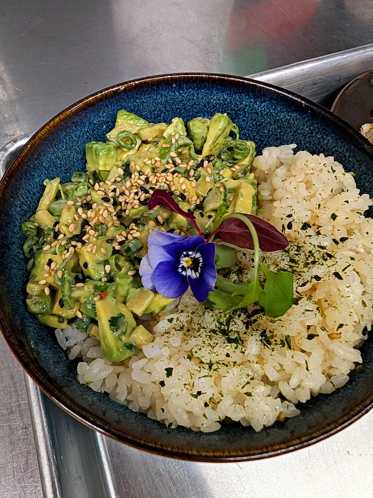 Bol de riz et avocat